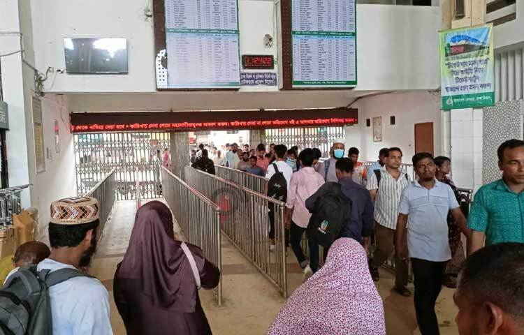 ফলে ভোগান্তি এড়াতে এরই মধ্যে রাজধানী ছাড়তে শুরু করেছেন অনেকে। ছবি: নাহিদ সাব্বির