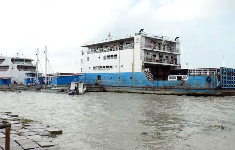 মেঘনার অতি জোয়ারের পানিতে ভোলার ইলিশা ফেরি ঘাটের এপ্রোচ সড়ক ও পন্টুনের র্যাম ডুবে গেছে। ইলিশা ঘাটের লো ও হাই ওয়াটার ঘাট তলিয়ে যাওয়ায় যাত্রীরা ভিজে ও নৌকায় করে ফেরিতে ওঠানামা করছে। এছাড়া দৈনিক দুবার ৩-৪ ঘণ্টা করে বন্ধ থাকছে ফেরিতে পরিবহন ওঠানামা। ফলে চরম ভোগান্তিতে পড়েছেন এ রুটে চলাচলকারী যাত্রী ও পরিবহন শ্রমিকরা। আজ সরেজমিনে দেখা যায়, মেঘনা অতি জোয়ারের পানিতে দিনে কমপক্ষে দুবার তলিয়ে যায় ইলিশার লো ও হাই ওয়াটার ঘাটের এপ্রোচ সড়ক ও পন্টুনের র্যাম। ইলিশা ফেরিঘাট দিয়ে ভোলা-লক্ষ্মীপুর রুটে প্রতিদিন পাঁচটি ফেরি চলাচল করে। এতে দৈনিক কয়েক হাজার যাত্রী ও বিভিন্ন ধরনের পরিবহন চলাচল করে। ফলে ভোগান্তিতে পড়েছে এ রুটে চলাচলকারী হাজারও যাত্রী ও পরিবহন শ্রমিকরা।