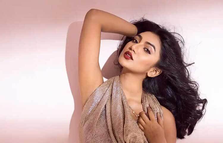 ‘ন ডরাই’ সিনেমা খ্যাত অভিনেত্রী সুনেরাহ বিনতে কামালের জন্মদিনও আজ। ছবি: ফেসবুক থেকে