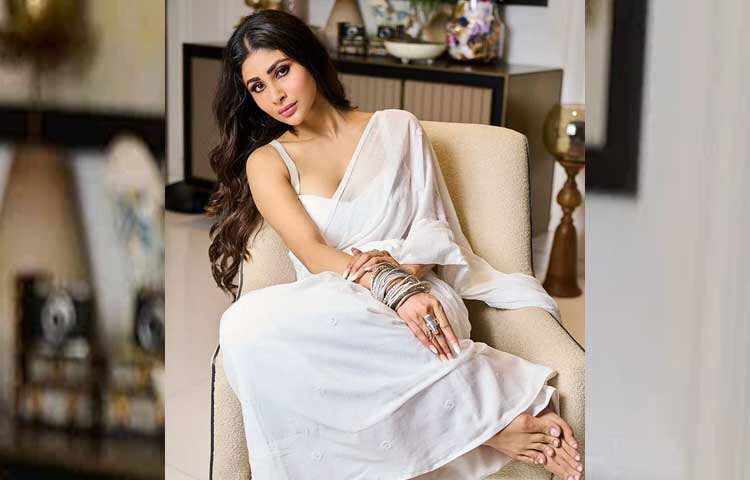 ডিপনেক স্লিভলেস ব্লাউজের সঙ্গে সাদা শাড়িতে মোহনীয় মৌনি রায়। ছবি: ইনস্টাগ্রাম