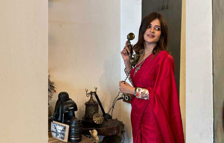 টেলিফোনে কানে অভিনেত্রী মধুমিতা। ছবি: ইনস্টাগ্রাম