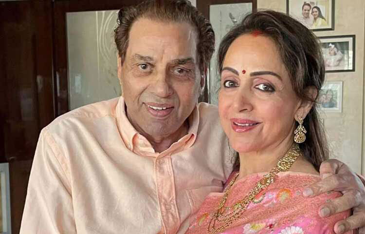 ‘শারাফত’, ‘রাজা জনি’, ‘সীতা অউর গীতা’ ও ‘শোলে’ ছবিতে অসাধারণ রসায়ন গড়েছিলেন ধর্মেন্দ্র-হেমা মালিনী। পর্দার বাইরেও তারা ছিলেন সুখী দম্পতি। ১৯৭৫ সালের পর আর একসঙ্গে কাজ করেননি এ দু’জন।