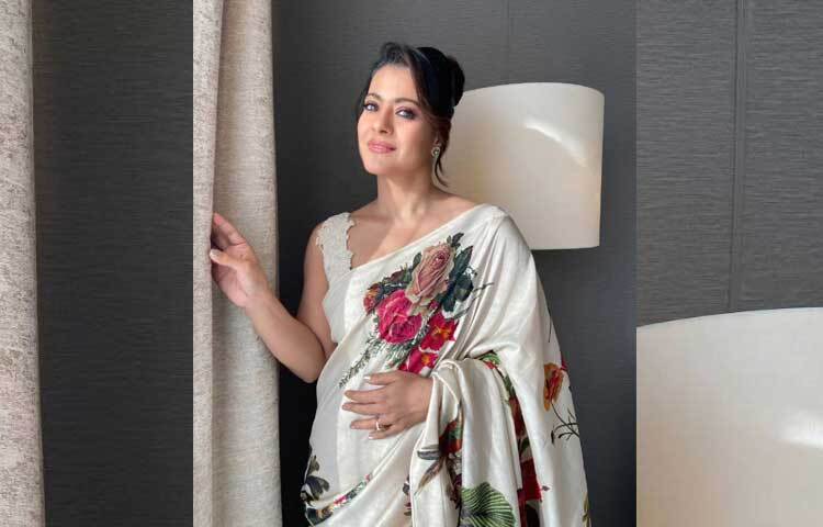 স্লিভলেস ব্লাউজের সঙ্গে ফ্লাওয়ার প্রিন্টের সাদা শাড়িতে স্নিগ্ধ কাজল। ছবি: ইনস্টাগ্রাম