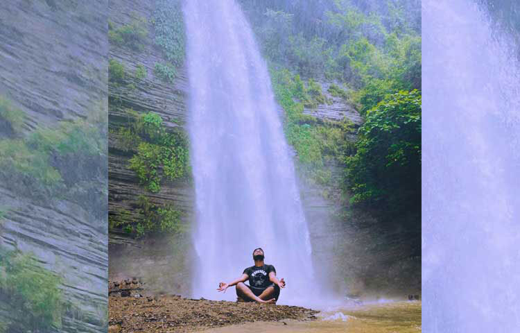 ঝরনার আশপাশে পানির ফোঁটা একটা কুয়াশার পর্দার মতো তৈরি করেছে। ছবি: এম মাঈন উদ্দিন