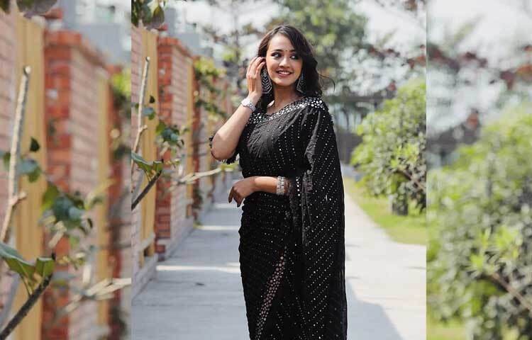 রূপালি সিকুইন বসানো কালো পার্টি শাড়িতে অপরূপ আইশা। ছবি: ইনস্টাগ্রাম