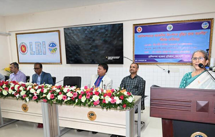 মৎস্য ও প্রাণিসম্পদ উপদেষ্টা আখতার বলেছেন, মানুষের নিরাপদ খাদ্য পেতে প্রাণীর অ্যান্টিবায়োটিক ব্যবহার নিয়ন্ত্রণ করতে হবে। মানুষের খাদ্য প্রাণীর সঙ্গে ওতপ্রোতভাবে জড়িত। তাই মানুষের নিরাপদ খাদ্য পেতে প্রাণীর অ্যান্টিবায়োটিক ব্যবহার নিয়ন্ত্রণ করতে হবে। আজ প্রাণিসম্পদ গবেষণা ইনস্টিটিউটের (এলআরআই) কনফারেন্স হলে ‘প্রাণিসম্পদের ভ্যাকসিন উৎপাদন বৃদ্ধির জন্য করণীয়’ শীর্ষক সেমিনারে প্রধান অতিথির বক্তৃতায় তিনি এ কথা বলেন। ছবি: সংগৃহীত