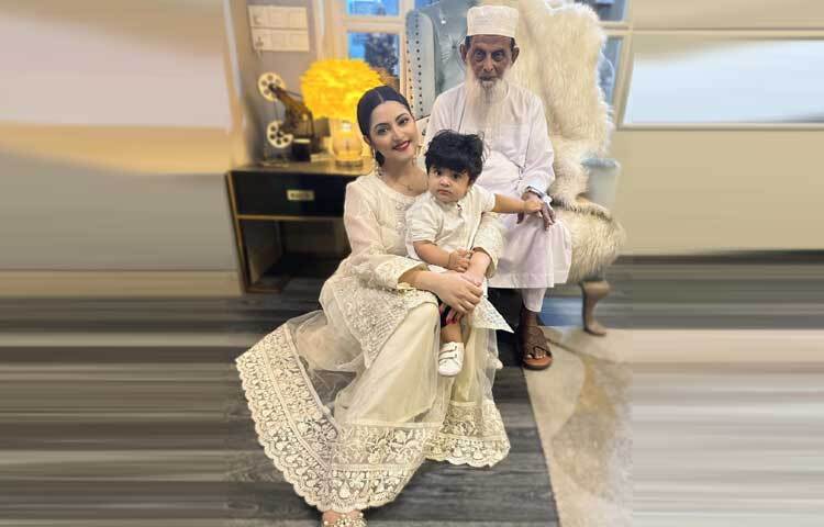 নানার সঙ্গে কাটানো পরীর প্রিয় কিছু মুহূর্ত। গত ২৩ নভেম্বর না ফেরার দেশে পাড়ি জমিয়েছেন পরীর নানাভাই।