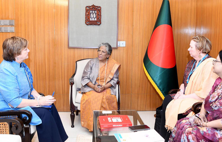 সমাজকল্যাণ উপদেষ্টা শারমীন এস মুরশিদের সঙ্গে আজ মন্ত্রণালয়ে তাঁর অফিসকক্ষে ইউনিসেফের প্রতিনিধিদল সাক্ষাত করে। ছবি: পিআইডি