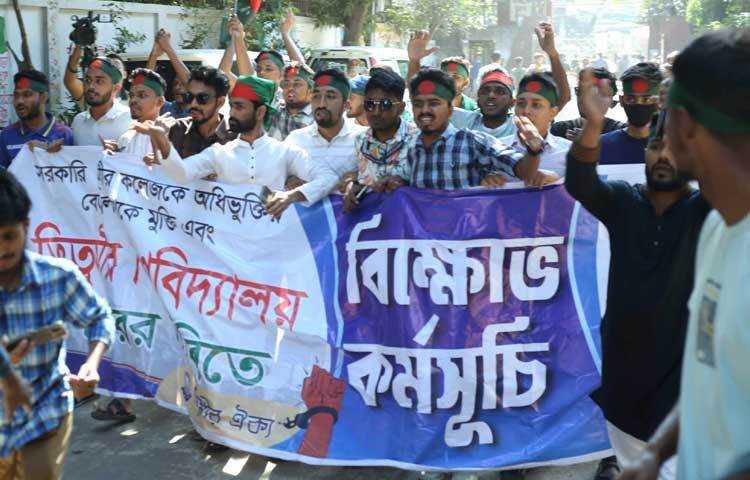 অন্যদিকে পুলিশ বেরিয়ে যাওয়ার পর বিক্ষোভ শুরু করেছেন শিক্ষার্থীরা।