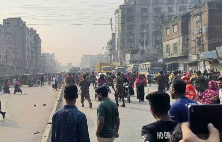 তারা অতি দ্রুত কারখানাটি খুলে দেওয়ার দাবি জানান।