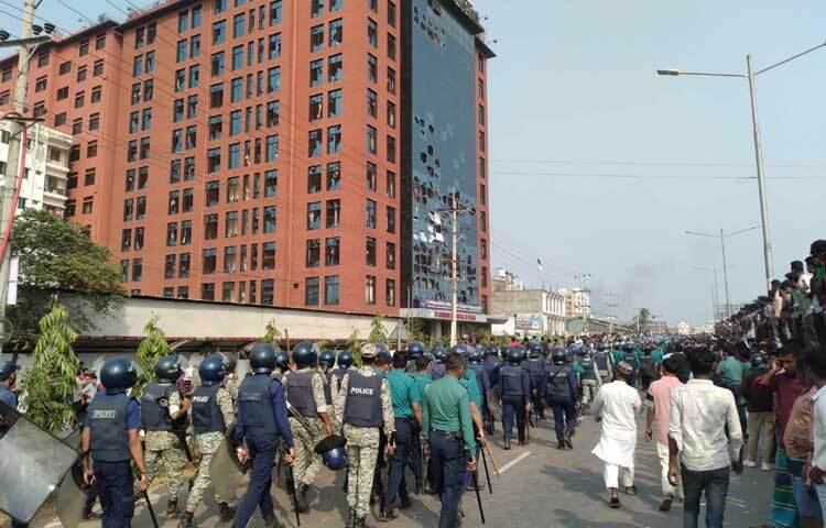 কবি নজরুল ও সোহরাওয়ার্দী কলেজের শিক্ষার্থীদের দুটি গ্রুপে ভাগ হয়ে মোল্লা কলেজের শিক্ষার্থীদের সঙ্গে সংঘর্ষে জড়িয়ে পড়েন। এসময় দুই কলেজের শিক্ষার্থীরা ‘মোল্লার চামড়া, তুলে নেবো আমরা’সহ বিভিন্ন স্লোগান দেন।