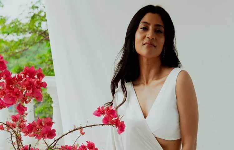 অভিনেত্রীর পাশাপাশি কঙ্কনা একজন প্রতিভাবান পরিচালকও। তার পরিচালিত প্রথম সিনোম ‘অ ডেথ ইন দ্য গঞ্জ’ (২০১৭) বেশ প্রশংসা পেয়েছিল। এটি একটি অন্তর্মুখী এবং বেদনাদায়ক গল্প, যা ভারতীয় সমাজের বিভিন্ন দিককে ফুটিয়ে তোলে। এই চলচ্চিত্র তার নির্মাণশৈলীর গভীরতা এবং দৃষ্টিভঙ্গির নতুন দিক উন্মোচন করে।