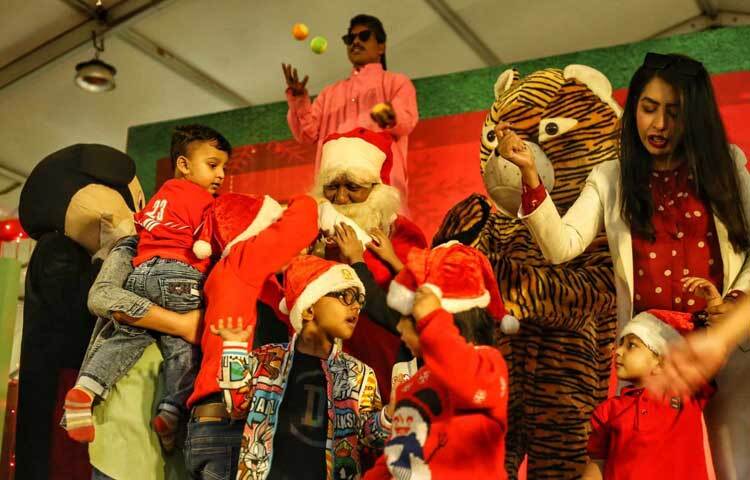 বড়দিনে আসা শিশুদের বিভিন্ন চমকপ্রদ উপহার দিচ্ছে সান্টা ক্লজ।