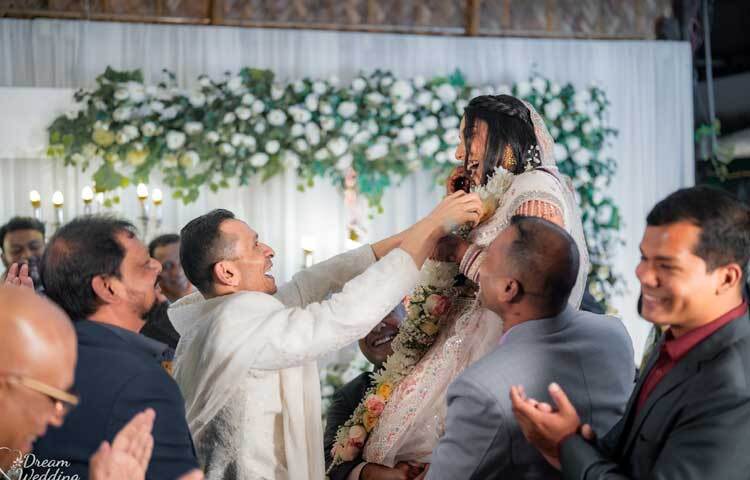 ‘আয়রন গার্ল’ এর গলায় মালা পড়িয়ে দিচ্ছেন বডি বিল্ডার সোহেল তাজ।