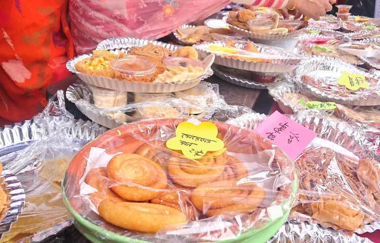 তবে মেলায় বিশেষ আকর্ষণ হিসেবে রয়েছে মেয়েদের মন ২০ টাকা, ভালোবাসা ডট কম, হৃদয় হরণ ও ব্যাকআপ। ব্যতিক্রম এ তিনটি পিঠা দেখে সবার নজর গেছে সেদিকে।