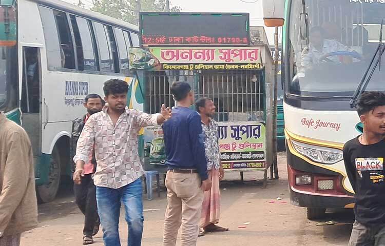 অনন্যা স্পেশাল সার্ভিসের কাউন্টার মাস্টার শাহজাহান জানান, অন্যান্য দিনের তুলনায় কিছুটা চাপ রয়েছে। সকাল থেকে দুপুর ১২টা পর্যন্ত ১৬টি বাস গাইডাল বাসস্ট্যান্ড থেকে ঢাকার উদ্দেশ্যে ছেড়ে গেছে।