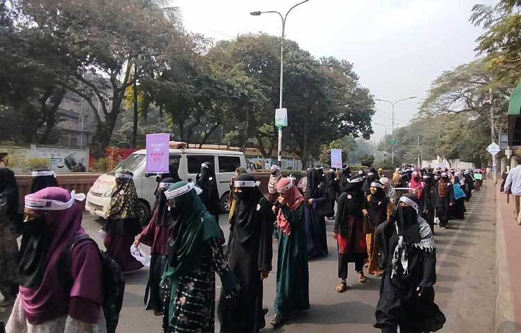 সংক্ষিপ্ত সমাবেশে ঢাকা বিশ্ববিদ্যালয়ের শিক্ষার্থী মিশকাতুল জান্নাত বলেন, যে কোনো বিষয়ে জানার জন্য আমাদের তার পেছনের ইতিহাস জানা সব থেকে জরুরি। আমরা যেমন দেখেছি, জুলাই অভ্যুত্থানের মাত্র কয়েক মাসের মধ্যে বিভিন্ন প্রকার প্রোপাগান্ডার শিকার হয়েছি, ইতিহাস বিকৃত করা হচ্ছে। তাই আমরা যদি আমাদের ইতিহাস না জানি তাহলে এই হিজাব ডে এটি আস্তে আস্তে হারিয়ে যাবে।