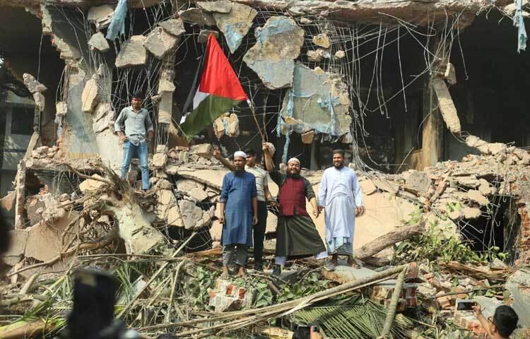 পুরো বাড়িজুড়ে ভিড় জমানো ছাত্র-জনতা ক্ষণে ক্ষণে স্লোগান দিচ্ছেন।