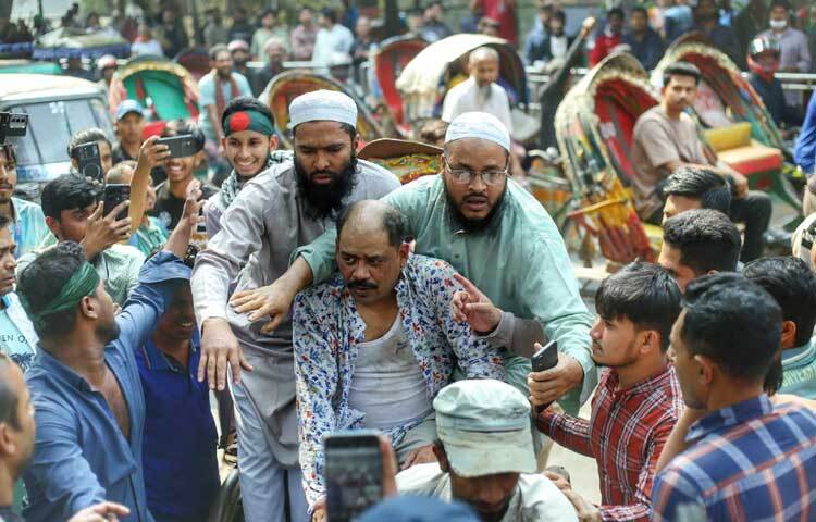 এসময় ছাত্র-জনতা গণপিটুনি থেকে বাঁচিয়ে ওই ব্যক্তিকে রিকশায় করে অন্যত্র নিয়ে যান।