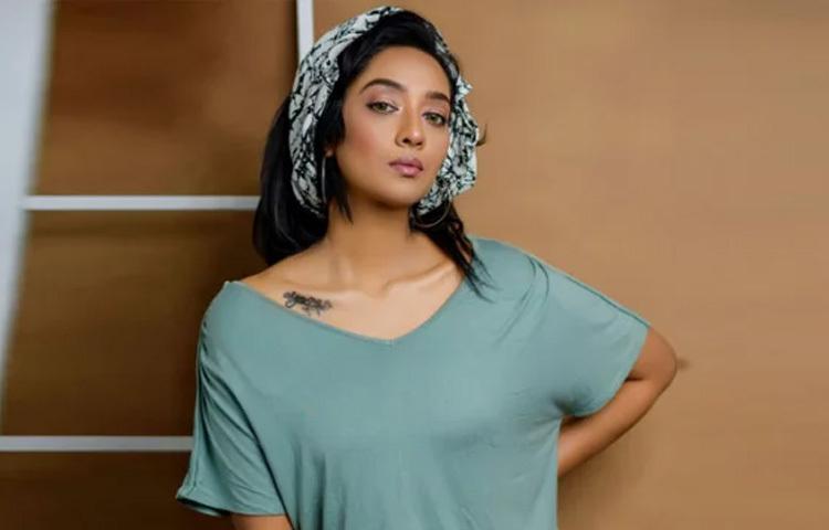 এক সাক্ষাৎকারে অভিনেত্রী জানিয়েছিলেন স্বাধীনতা দিবস অর্থাৎ ২৬ মার্চ জন্ম নেওয়াটা তার সৌভাগ্যে।