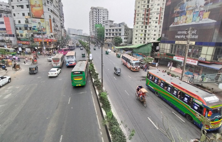 ঈদের ছুটিতে ফাঁকা এক প্রশান্তির রাজধানী দেখছেন ঢাকায় থেকে যাওয়া বাসিন্দারা।