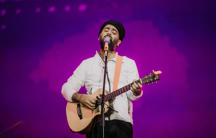 একের পর এক গানে হিটের রেকর্ড ভেঙেছেন শিল্পী। ছয়টি ফিল্মফেয়ার অ্যাওয়ার্ড ও একটি জাতীয় পুরস্কার পেয়েছেন তিনি।