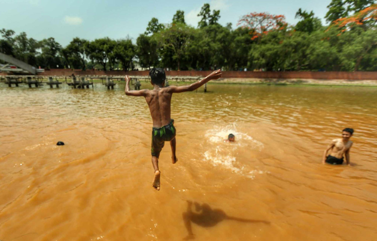 কিশোরদের এই প্রাণচঞ্চল দৃশ্য যেন সময়ের এক জানালা খুলে দেয়। মনে করিয়ে দেয় হারিয়ে যাওয়া দিনগুলোর গল্প। মনে করিয়ে দেয়, খাঁটি আনন্দের জন্য খুব বেশি কিছুর প্রয়োজন হয় না; একটা পুকুর আর খোলা মনই যথেষ্ট।