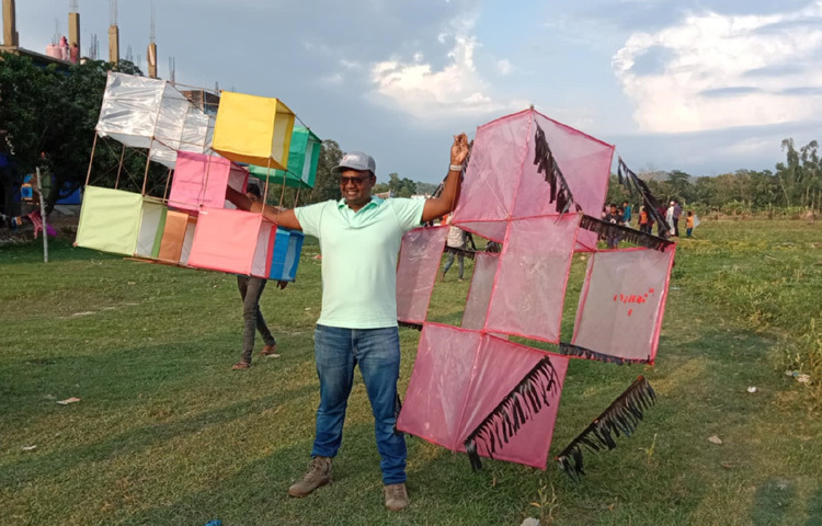 ২ মে বিকেলে মিরসরাই ক্যাফের উদ্যোগে ক্যাফে সংলগ্ন ফসলি মাঠে আয়োজিত ঘুড়ি উৎসবে বিভিন্ন ধরনের বাহারি ঘুড়ি নিয়ে উৎসবে অংশ নেন এলাকার শতাধিক মানুষ।