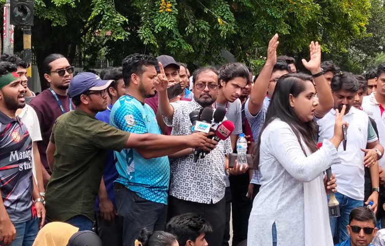 জগন্নাথ বিশ্ববিদ্যালয়ের শিক্ষার্থীদের তিন দফা দাবির মুখে রাজধানীর ব্যস্ততম কাকরাইল মোড়ে অবস্থান নেন তারা। শিক্ষার্থীরা মূলত ‘লংমার্চ টু যমুনা’ কর্মসূচির অংশ হিসেবে এখানে অবস্থান নিয়ে বিক্ষোভ চালিয়ে যাচ্ছেন।