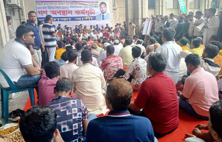 প্রয়াত বিএনপি নেতা ও অবিভক্ত ঢাকার সাবেক মেয়র সাদেক হোসেন খোকার ছেলে ইশরাক পুরান ঢাকার মানুষের কাছে পিতার মতোই জনপ্রিয় বলেও দাবি তার সমর্থকদের।