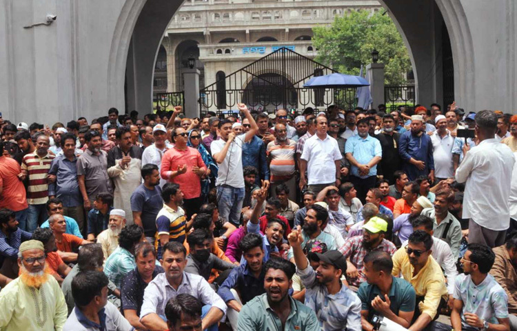 ঢাকা দক্ষিণ সিটি করপোরেশনের বিভিন্ন এলাকা থেকে ছোট ছোট মিছিল নিয়ে এসে তারা নগরভবনের সামনে জড়ো হয়েছেন।