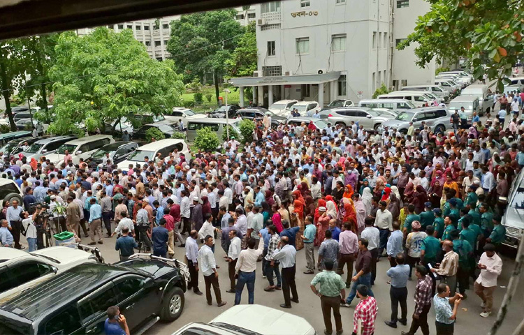 বেলা ১১টার দিকে বাংলাদেশ সচিবালয় কর্মকর্তা-কর্মচারী সংযুক্ত পরিষদের সভাপতি মো. বাদিউল কবীর ও মহাসচিব নিজাম উদ্দিন আহমেদের নেতৃত্বে সচিবালয়ের ৬ নম্বর ভবনের সামনে থেকে একটি বিক্ষোভ মিছিল শুরু হয়।