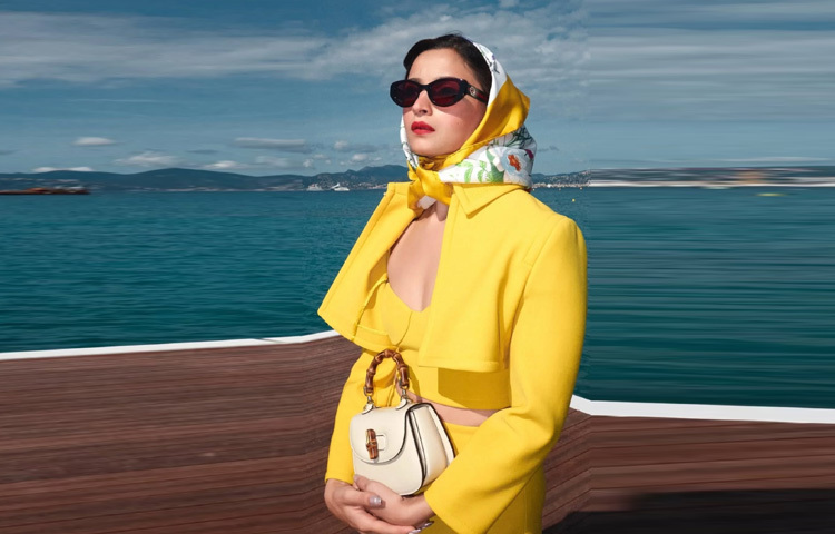 অনুষঙ্গ হিসেবে তার হাতে ধরা ছিল আইভরি লেদারের ক্লাসিক ‘গুচি বাম্বু ১৯৪৭’ হ্যান্ডব্যাগ, যেটি একযোগে অতীতের ঐতিহ্য আর আধুনিকতার প্রতীক। সবমিলিয়ে ‘গুচি গার্ল আলিয়া’ হয়ে উঠেছেন আন্তর্জাতিক ফ্যাশন অঙ্গনের আলোচনার কেন্দ্রবিন্দু।