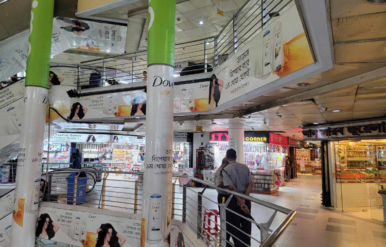 বাড্ডার কয়েকটি ব্র্যান্ড আউটলেটে গিয়েও দেখা গেছে একই দৃশ্য। সাজানো পণ্য, ঝকঝকে ডিসপ্লে, কিন্তু নেই কোনো ক্রেতা।