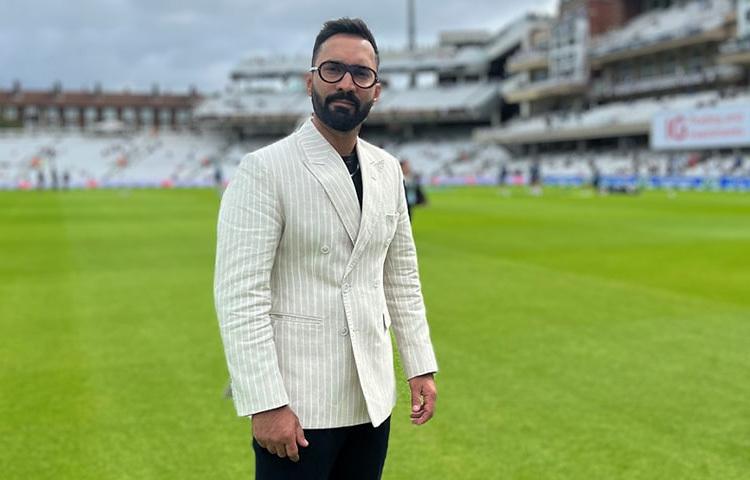 ক্রিকেট ছাড়াও সম্প্রতি দিনেশ কার্তিক জনপ্রিয় হয়েছেন ধারাভাষ্যকার হিসেবেও। আইপিএলে তার বিশ্লেষণাত্মক ও প্রাণবন্ত কমেন্ট্রি ভক্তদের মধ্যে বেশ প্রশংসিত হয়। দুই ভিন্ন ভূমিকাতেই তার সাবলীলতা মুগ্ধ করে সবাইকে।