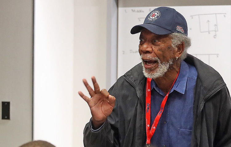 মরগান ফ্রিম্যানের কণ্ঠ যেন এক যাদুকরী উপহার। ধীর, গভীর ও আস্থাবান সেই কণ্ঠ বহু প্রামাণ্যচিত্র, চলচ্চিত্র ও বিশেষ অনুষ্ঠানে ব্যবহার হয়েছে ধারাভাষ্যকার হিসেবে। দর্শক তার কণ্ঠ শুনেই তাকে চিনে নেয়। সে কণ্ঠ যেন এক আত্মিক প্রশান্তি।