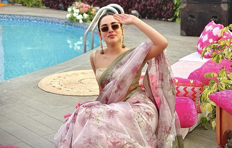 কখনো শাড়িতে ক্লাসিক লুক, কখনো ওয়েস্টার্ন আউটফিটে হট অবতারে- তমা জানেন কীভাবে নিজেকে প্রতিবার নতুনভাবে উপস্থাপন করতে হয়।