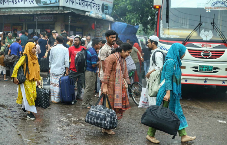 সকাল হতেই দেখা যায় রঙ-বেরঙের ব্যাগ কাঁধে ঝুলিয়ে, কোলে শিশু নিয়ে কিংবা বৃদ্ধ বাবার হাত ধরে লাইনে দাঁড়িয়ে আছেন শত শত মানুষ।