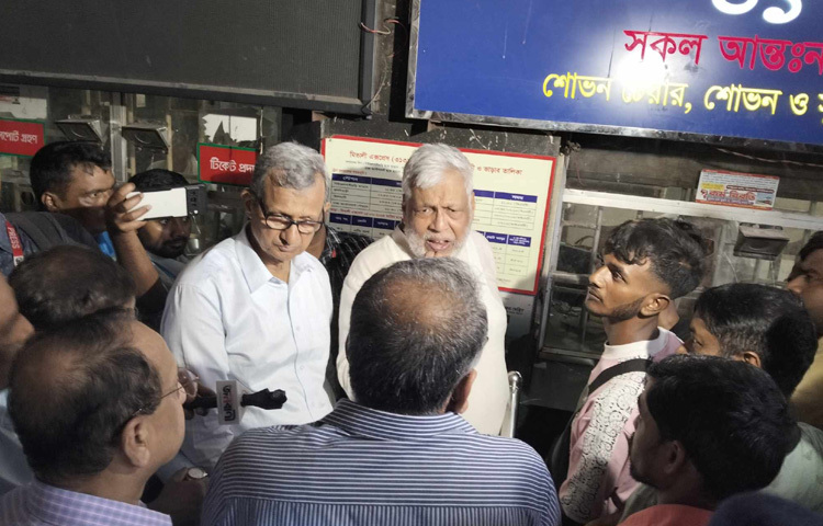 এ সময় তিনি বিভিন্ন কাউন্টার ঘুরে দেখেন। কথা বলেন রেলওয়ের কর্মীদের সঙ্গেও। কাউন্টার ব্যবস্থাপনা, ট্রেনের সময়সূচি পালন, ভিআইপি-অসুস্থ যাত্রীদের জন্য আলাদা ব্যবস্থা ও নারীদের জন্য নিরাপত্তা জোরদার করার নির্দেশ দেন তিনি।