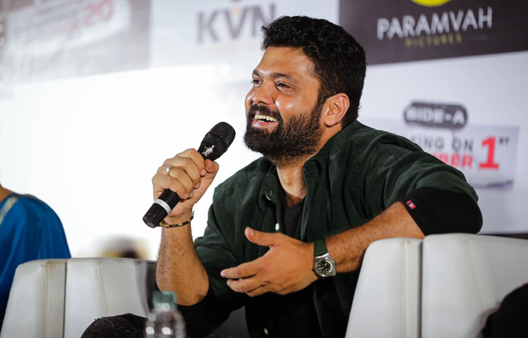 ‘রিকি’ সিনেমায় রাজনৈতিক-রোমান্টিক ড্রামা ফিল্মে রক্ষিতের চরিত্রটি একটি কমপ্লেক্স রোল, যেখানে প্রেম, আদর্শ ও আত্মত্যাগ সবই মিশে আছে। সিরিয়াস চরিত্রে তার অভিনয় দক্ষতাও এই সিনেমায় স্পষ্ট।