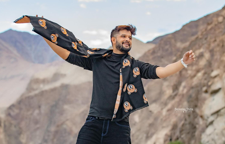 সোশ্যাল মিডিয়ায় নীলের ছবি আর ফ্যাশন পোস্টগুলো প্রায় সময়ই ভাইরাল হয়।