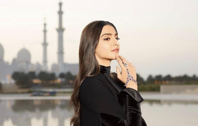 সোনমকে অনেকে বলিউডের ‘ফ্যাশনিস্তা’ বলেই চেনেন। কেননা তিনি শুধু ট্রেন্ড অনুসরণ করেন না, বরং নতুন ট্রেন্ড তৈরি করেন। দেশি বা বিদেশি ডিজাইনারের পোশাকে রেড কার্পেটে তার উপস্থিতি সবসময় থাকে আলোচনার কেন্দ্রে।