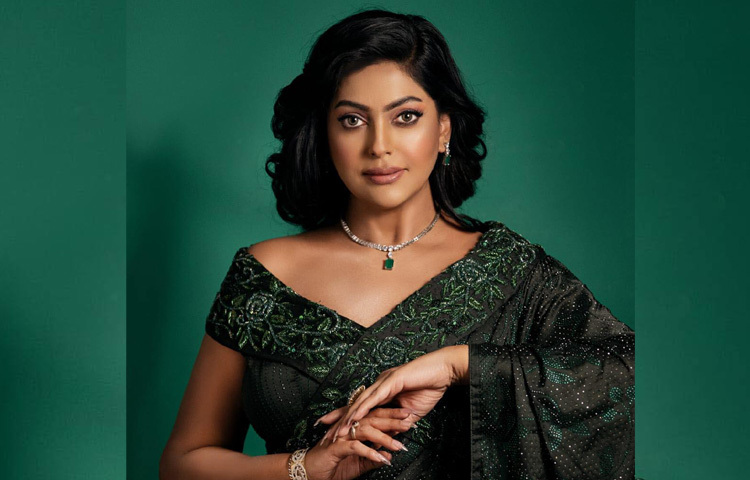 দীর্ঘ ক্যারিয়ারে অর্ধশতাধিক চলচ্চিত্রে দেখা গেছে এই অভিনেত্রীকে। তার বেশিরভাগই ব্যাবসায়িক দিক থেকে সফল।