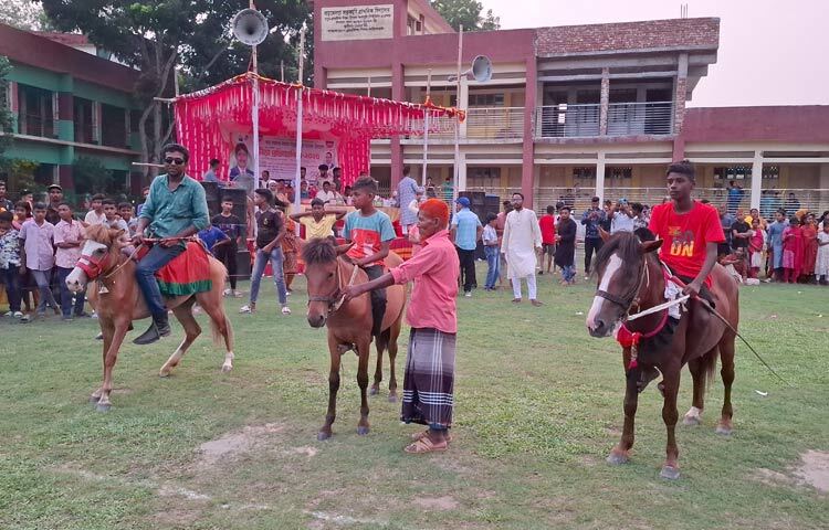 টাঙ্গাইলে ঈদ আনন্দকে বাড়িয়ে দিতে গ্রামবাংলার ঐতিহ্যবাহী ঘোড়দৌড় ও গাছ বেয়ে উঠা প্রতিযোগিতা অনুষ্ঠিত হয়েছে। একই সঙ্গে হাড়ি ভাঙা, দড়ি লাফ, গুপ্তধন উদ্ধার, লং জাম্প ও সাইকেল প্রতিযোগিতা হয়। টাঙ্গাইল সদর উপজেলার বড় বেলতা সরকারি প্রাথমিক বিদ্যালয়ের মাঠে এ প্রতিযোগিতা অনুষ্ঠিত হয়। আয়োজনে ছিল বড় বেলতা সমাজ উন্নয়ন যুব সংঘ। ছবি: জাগো নিউজ