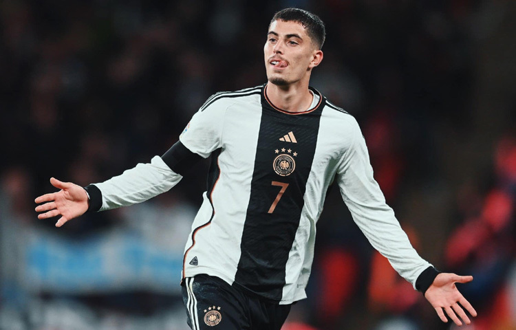 লেভারকুজেনে খেলার সময় তিনি পার্ট-টাইমে আইন নিয়ে পড়াশোনা করেছেন। কাই হাভার্টজ শৈশবে পিয়ানো শেখেন এবং অবসরে এখনো তা বাজিয়ে থাকেন।