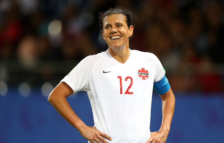 সিনক্লেয়ার শুধু একজন গোলদাতা নন, তিনি কানাডা দলের দীর্ঘদিনের অধিনায়কও। ২০১২ সালের লন্ডন অলিম্পিকে তার হ্যাটট্রিক প্রায় কানাডাকে ফাইনালে তুলে নিয়ে যাচ্ছিল। যদিও শেষ পর্যন্ত তারা ব্রোঞ্জ পায়, তবুও তার পারফরম্যান্স বিশ্বজুড়ে প্রশংসিত হয়। অবশেষে ২০২১ সালের টোকিও অলিম্পিকে কানাডা নারী দল সোনা জিতে নেয় ক্রিস্টিন সিনক্লেয়ারের নেতৃত্বে।