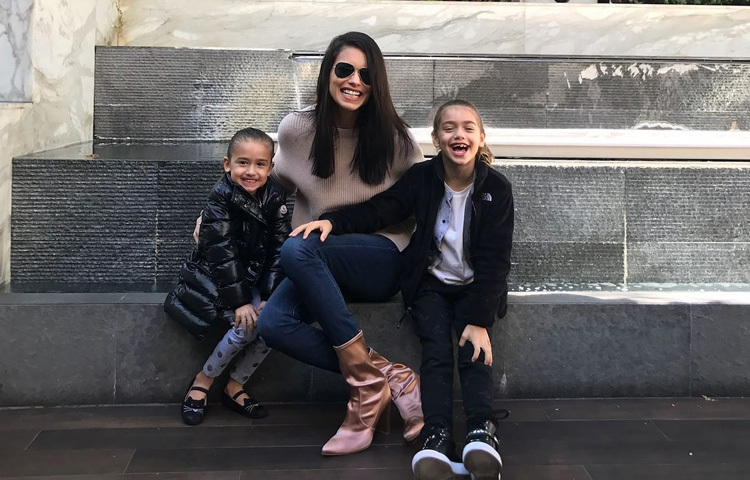 যে ক্যামেরা তাকে ক্যারিশমাটিক করে তুলেছে, সেই ক্যামেরার পেছনের গল্পও সমান আকর্ষণীয়। আদ্রিয়ানা একজন সংগ্রামী মা, যিনি দুই কন্যার মা হিসেবেও নিজের দায়িত্ব পালন করেছেন নিখুঁতভাবে। মাতৃত্ব ও ক্যারিয়ার এই দুই দিক সামলাতে গিয়ে তিনি হয়েছেন আরও মানবিক, আরও বাস্তব।