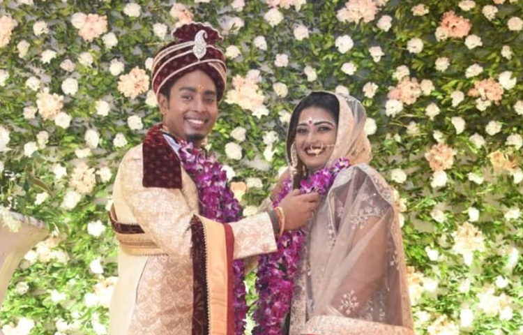 দীপিকা ২০২০ সালে বিয়ে করেন ভারতের জাতীয় দলের তীরন্দাজ অতনু দাসকে। একে অপরের প্রতি শ্রদ্ধা, পেশাদার জীবনকে সম্মান করা এবং পারস্পরিক সমর্থন; সব মিলিয়ে এই দম্পতি ভারতীয় ক্রীড়ামঞ্চের অন্যতম শক্ত জুটি।