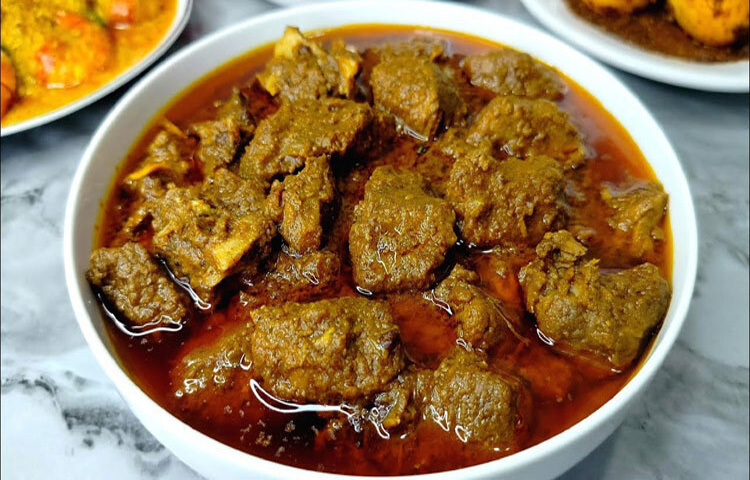 মাংস রান্নার সময় যদি পুড়ে যায় তাহলে তরকারির উপরের অংশ অন্য পাত্রে তুলে নিন। অন্য একটি কড়াইয়ে কড়া করে পেঁয়াজ ভেজে নিয়ে আবারও মাংস কষিয়ে নিন। পেঁয়াজের কড়া গন্ধে মাংসের পোড়া গন্ধ দূর হয়ে যাবে।