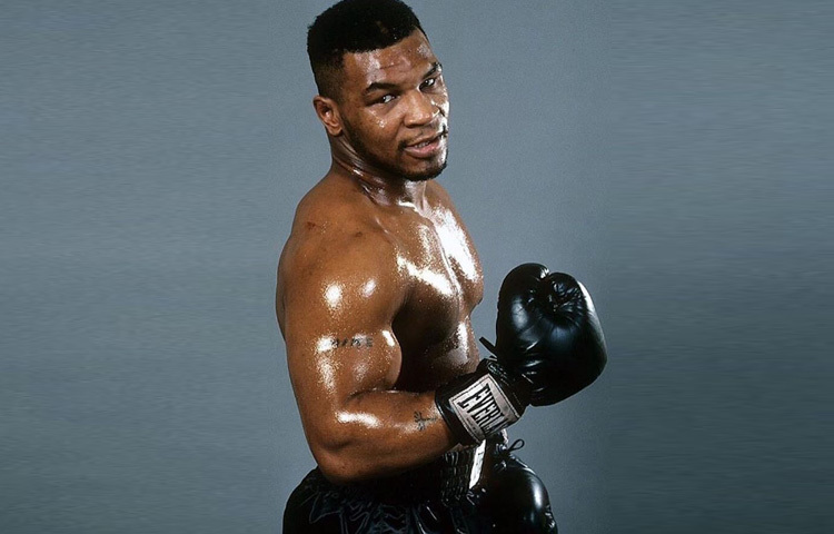 ১৯৮৬ সালের ২২ নভেম্বর, মাত্র ২০ বছর বয়সে ট্রেভর বেরবিককে হারিয়ে সবচেয়ে কম বয়সে হেভিওয়েট চ্যাম্পিয়ন হওয়ার রেকর্ড গড়েন তিনি। এরপর একে একে জয় করেন ডব্লিউবিএ, ডব্লিউবিসি ও আইবিএফ-সবগুলো গুরুত্বপূর্ণ হেভিওয়েট শিরোপা। এক বছরেই তিনি হয়ে ওঠেন ‘আনডিসপিউটেড হেভিওয়েট চ্যাম্পিয়ন’।